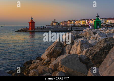 Une vue sur le port dans la ville médiévale de Piran, Slovénie, Europe. Banque D'Images