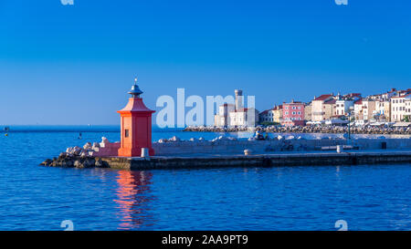 Une vue sur le port dans la ville médiévale de Piran, Slovénie, Europe. Banque D'Images