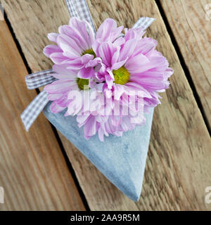 Coeur de décoration avec des fleurs sur fond de bois Banque D'Images