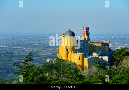 Palácio da Pena, construit au 19ème siècle sur les collines au-dessus de Sintra, au milieu d'un site du patrimoine mondial de l'UNESCO. Sintra, Portugal Banque D'Images