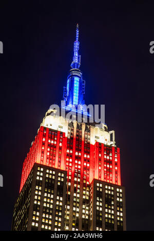 L'Empire State Building illuminé en l'honneur des anciens combattants journée avec les couleurs du drapeau des États-Unis d'Amérique, Manhattan, New York, USA