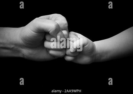 Fist bump - père et fils Banque D'Images