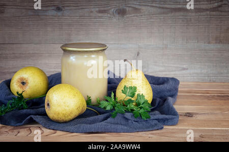 Accueil : préservation de la purée de poire dans des bocaux en verre. Banque D'Images