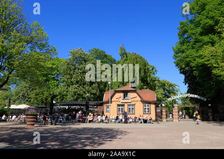 Les gens s'asseoir et prendre des rafraîchissements au soleil pendant l'été, un café et un bar extérieur Grindstugan à Göteborg, Suède. Banque D'Images