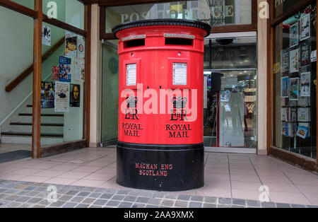 Boîte postale à l'extérieur du bureau de poste Royal Gibraltar, 104, rue Main, Gibraltar GX11 1 AA Banque D'Images