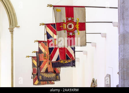 Les couleurs régimentaire militaires britanniques sont exposées à la Chapelle du roi, rue Main, Gibraltar. Banque D'Images