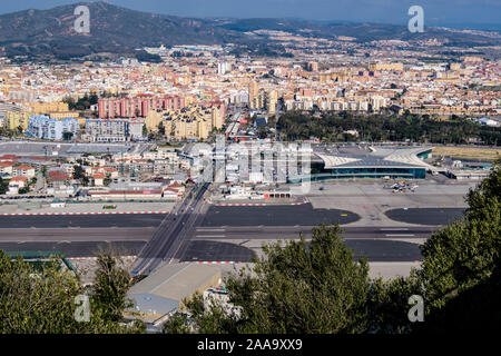 L'avenue Winston Churchill traverse la piste de l'aéroport de Gibraltar, en regardant la frontière de l'autre côté de la route au contrôle frontalier vers l'Espagne / la Linea. Banque D'Images