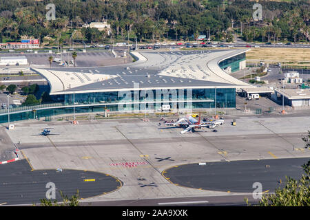 Aéroport de Gibraltar avec un vol EasyJet sur le tablier avec la piste en premier plan. La frontière espagnole avec la Linea est en arrière-plan Banque D'Images