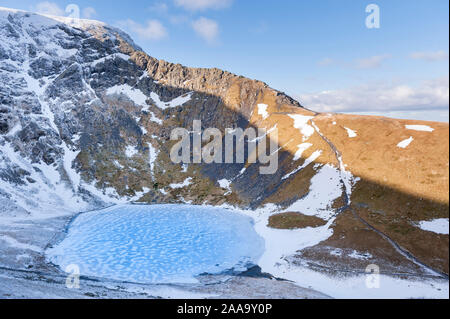 Lake District paysage de montagne tranchant dans la glace et neige de l'hiver au-dessus des échelles congelé sur Tarn Blencathra un Nord-Est est tombé Lakeland Banque D'Images