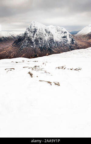Highlands écossais paysage de montagne en hiver Buachaille Etive Mor du sommet enneigé de Beinn un Chrulaiste Glen Coe ci-dessus Banque D'Images