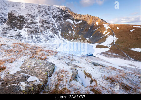 Lake District paysage de montagne tranchant dans la glace et neige de l'hiver au-dessus des échelles congelé sur Tarn Blencathra un Nord-Est est tombé Lakeland Banque D'Images