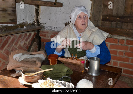 Femme dans Little Woodham 17th Century Village, Gosport, Hampshire, Royaume-Uni Banque D'Images