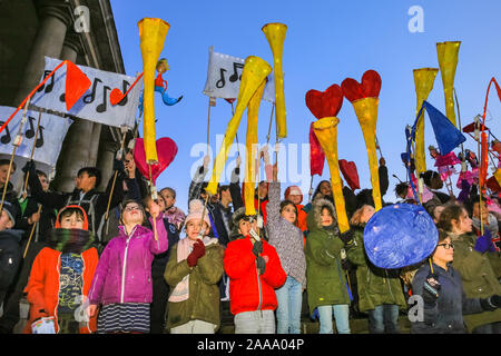 Greenwich, London, UK, 20 novembre 2019. Le défilé lanterne annuel dans le Royal Borough de Greenwich, avec cette année en fonction de la 'lanternes 12 jours de Noël', voit les enfants de plusieurs écoles locales leur parade de lanternes à la main. Le défilé traverse le terrain de l'Old Royal Naval College, passé l'historique Cutty Sark, et dans Greenwich Market pour le grand concours de Noël. Credit : Imageplotter/Alamy Live News Banque D'Images