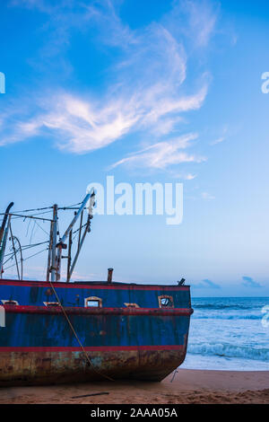 Un chalutier échoué au Saint Andrew's beach, Trivandrum Banque D'Images