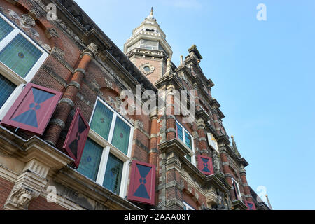 Vue sur le vieil hôtel de ville de Bolsward Frise aux Pays-Bas contre un ciel bleu Banque D'Images