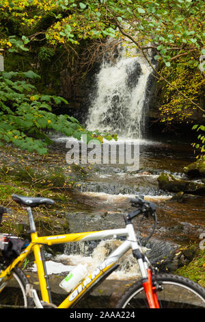 Gastack Beck tombe près du village de la dent dans le Yorkshire Dales National Park, England. Banque D'Images