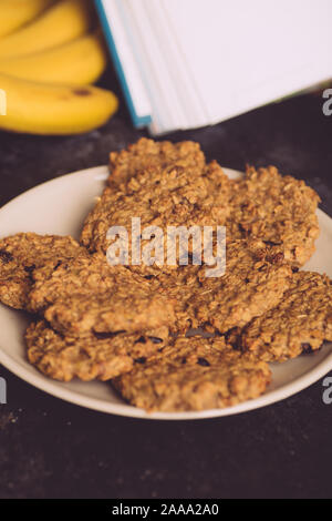 Biscuits fait maison ingrédients végétaux d'origine naturelle. L'étape de cuisson, veg concept. Banque D'Images