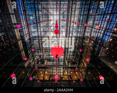 Pixel 'Nuage' installation par Daniel Hirchmann. Sphères luminescentes en suspension dans un atrium à l'intérieur d'un immeuble de bureaux, l'un des évêques Square, Londres. UK Banque D'Images