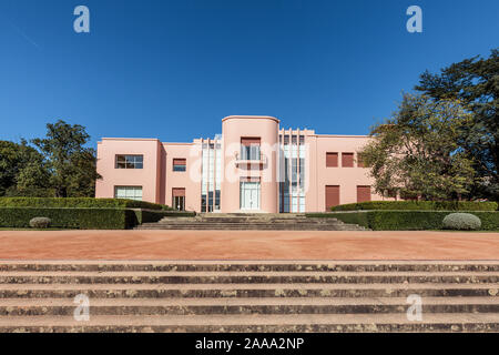 Serralves, un musée d'art moderne, une maison de 1950 et un parc plein de petits coins à explorer, en fait l'une des attractions les plus visitées de Porto. Banque D'Images