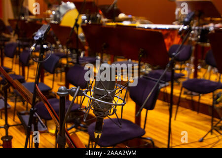 Microphone avec un stand de près. Instruments de l'Orchestre Philharmonia en. Prague, 15.11.2019 Banque D'Images