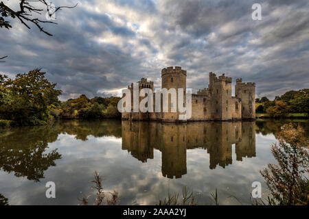 Château de Bodiam en automne. Un château fort du 14ème siècle dans l'East Sussex, Angleterre au crépuscule. Banque D'Images