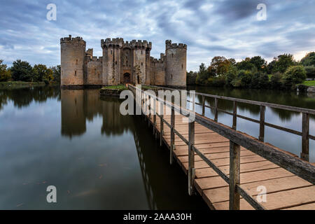 Château de Bodiam en automne. Un château fort du 14ème siècle dans l'East Sussex, Angleterre au crépuscule. Banque D'Images