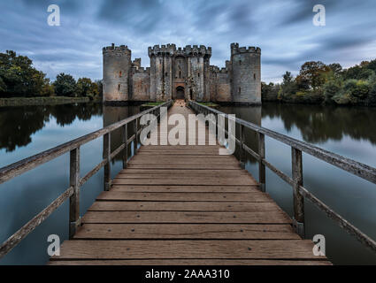 Château de Bodiam en automne. Un château fort du 14ème siècle dans l'East Sussex, Angleterre au crépuscule. Banque D'Images