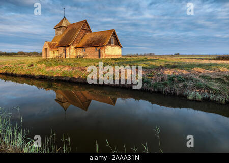 St Thomas Becket une église, également connu sous le nom de l'établissement Fairfield Église à Romney Marsh Kent le lever du soleil d'automne un matin. Banque D'Images