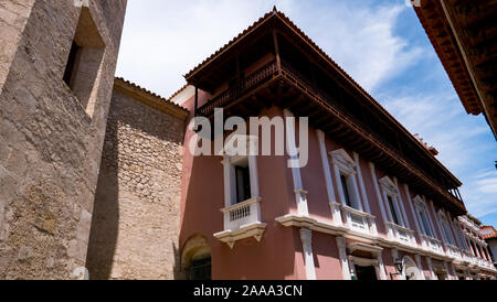 Détail de la chambre classique avec balcon conçu en bois et des ornements architecturaux républicaine à Carthagène, Colombie Banque D'Images