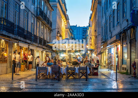 Soirée Dîner d'été en plein air dans le centre-ville de Lisbonne Portugal Diners manger sous les parasols avec lumières nuit dans la ville Banque D'Images