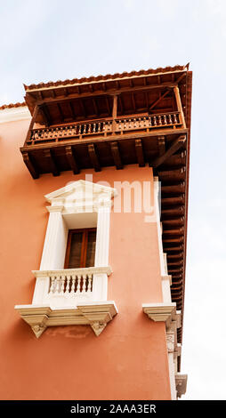 Détail de la chambre classique avec balcon conçu en bois et des ornements architecturaux républicaine à Carthagène, Colombie Banque D'Images