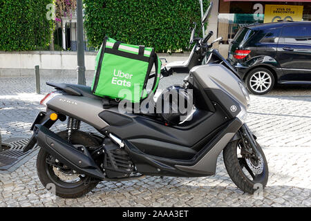 Uber mange des aliments chauds dans un sac à dos Sac de livraison à domicile sur une moto à Cascais Portugal Banque D'Images