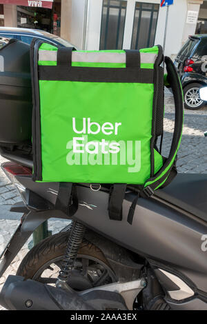 Uber mange des aliments chauds dans un sac à dos Sac de livraison à domicile sur une moto à Cascais Portugal Banque D'Images