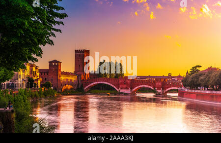 Vue panoramique sur pont Ponte Pietra à Vérone le fleuve Adige. Région Vénétie. L'Italie. Soirée d'été ensoleillé avec bleu ciel dramatique avec les nuages. Ancienne Banque D'Images