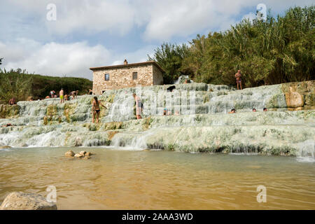 Saturnia, Grosseto / Italie 23 septembre 2019 : baignade à Natural spa avec cascades et sources d'eau chaude Therme di Saturnia en Toscane. Banque D'Images