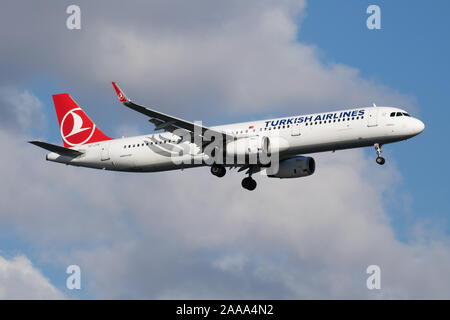 Istanbul / Turquie - 30 mars 2019 : Turkish Airlines Airbus A321-TC JTK avion du passager l'arrivée et l'atterrissage à l'aéroport Ataturk d'Istanbul Banque D'Images