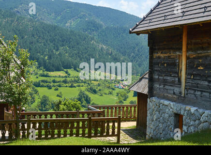 Maison de village avec sa cour et une vue pittoresque de collines et de vallées Banque D'Images