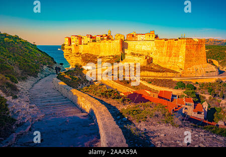 Image du port et de la Citadelle de Bonifacio en Corse du Sud. Port et falaises calcaires avec la forteresse sur le très haut. Des vues à couper le souffle des Français Banque D'Images
