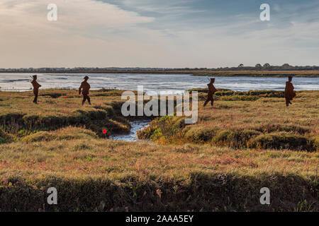 Silhouettes de metal WW1 soldats défilent dans le paysage. Un émouvant souvenir hommage aux hommes qui ont perdu la vie dans la PREMIÈRE GUERRE MONDIALE. Banque D'Images