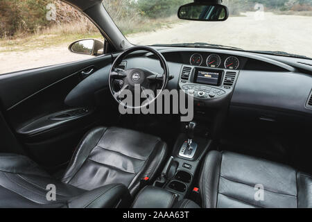 Dniepr, l'UKRAINE - 16 novembre, 2019 : NISSAN PRIMERA 2002, la couleur d'or, de l'intérieur Banque D'Images