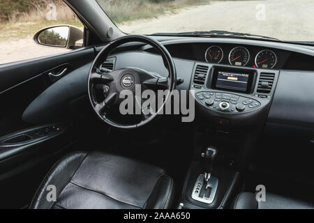 Dniepr, l'UKRAINE - 16 novembre, 2019 : NISSAN PRIMERA 2002, la couleur d'or, de l'intérieur Banque D'Images