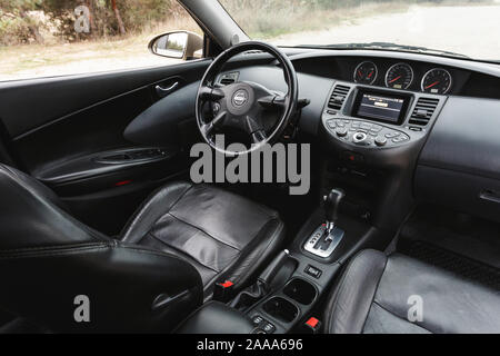 Dniepr, l'UKRAINE - 16 novembre, 2019 : NISSAN PRIMERA 2002, la couleur d'or, de l'intérieur Banque D'Images