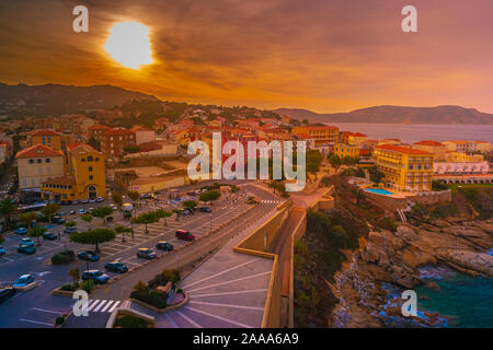 Avis de maisons colorées à Calvi port. Cette ville a luxurious marina et est très populaire destination touristique. Corse, France. Banque D'Images