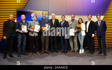 20 novembre 2019, Berlin : Heino Ferch, acteur, Werner Rast, Kevin Rast, lauréat, Karsten Weisgut, lauréat, Horst Seehofer (CSU) Ministre fédéral de l'intérieur, Norbert Himmler, directeur des programmes de la ZDF, Georg Köttner, lauréat, Amy Mußul, actrice, Matthias Matschke, acteur et présentateur de cerne, Rudi (l-r) sont interrogés sur scène lors de la cérémonie de remise des prix du "Prix XY - Ensemble contre la criminalité'. Les prix sont remis pour courage civil exemplaire contre la criminalité. L'événement sera signalé à la séquence numéro de dossier le 11 décembre (ZDF/20,15). Photo : Annette Riedl/dpa Banque D'Images