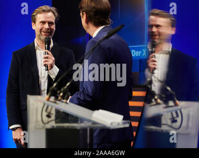 20 novembre 2019, Berlin : Matthias Matschke (l) parle aux côtés de cerne Rudi présentateur sur scène lors de la présentation du "Prix XY - Ensemble contre la criminalité' dans le studio de la capitale allemande ZDF. Matschke est le parrain de l'award winner K.. Weisgut Il reçoit l'un des trois prix pour son courage civil contre la criminalité. L'événement sera signalé à la séquence numéro de dossier le 11 décembre (ZDF/20,15). Photo : Annette Riedl/dpa Banque D'Images