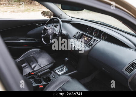 Dniepr, l'UKRAINE - 16 novembre, 2019 : NISSAN PRIMERA 2002, la couleur d'or, de l'intérieur Banque D'Images