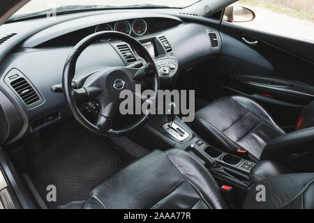 Dniepr, l'UKRAINE - 16 novembre, 2019 : NISSAN PRIMERA 2002, la couleur d'or, de l'intérieur Banque D'Images