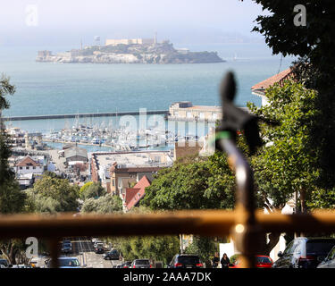 Vue d'Alcatraz au sommet du téléphérique de Russian Hill Banque D'Images