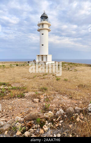 Cap de Barbaria phare dans un jour nuageux (Cabo de Berbería, Formentera, Pityusic, Îles Baléares, mer Méditerranée, Espagne) Banque D'Images