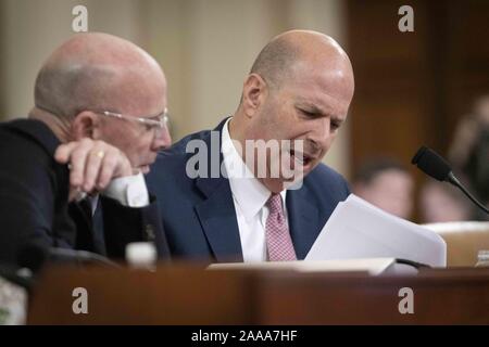 Washington, District de Columbia, Etats-Unis. 20 Nov, 2019. L'Ambassadeur des États-Unis à l'Union européenne GORDON SONDLAND ½Rant avec son avocat qu'il témoigne devant le Comité sur le renseignement de la Chambre sur le troisième jour de l'ouverture des témoignages sur l'enquête sur l'impeachment Président Donald Trump en vue de retenir l'aide militaire de l'Ukraine jusqu'à ce qu'ils ont fourni des déclarations préjudiciables contre son rival politique, Joe Biden. 20 novembre 2019 Crédit : Douglas Christian/ZUMA/Alamy Fil Live News Banque D'Images